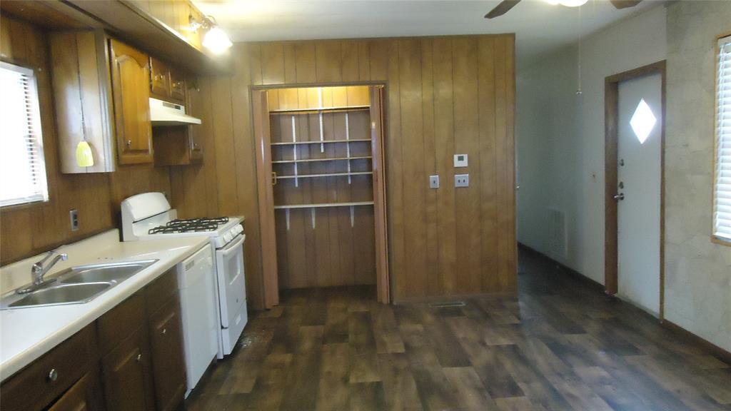 Primary Photo - 106 Gossett St