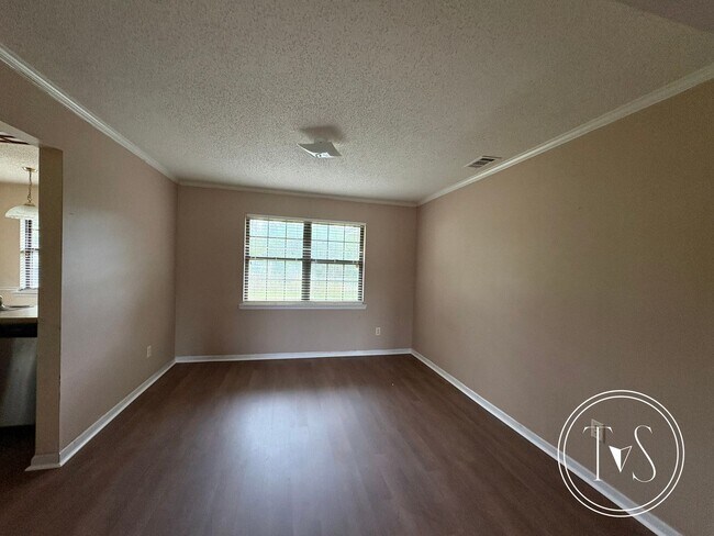 Foto del edificio - RATE DROP ALERT and FALL MOVE-IN SPECIAL: 1st FULL MONTH'S RENT FREE!**