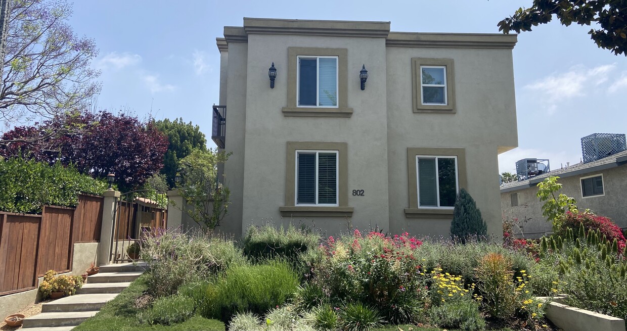 Primary Photo - 802 Magnolia Ave