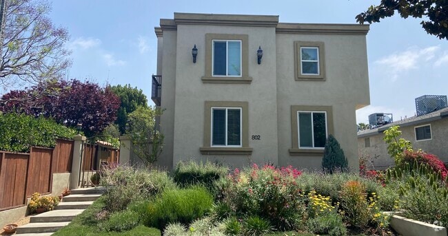 Building Photo - 802 Magnolia Ave