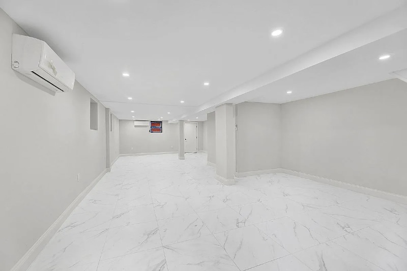 Building Photo - 663 E 94th St