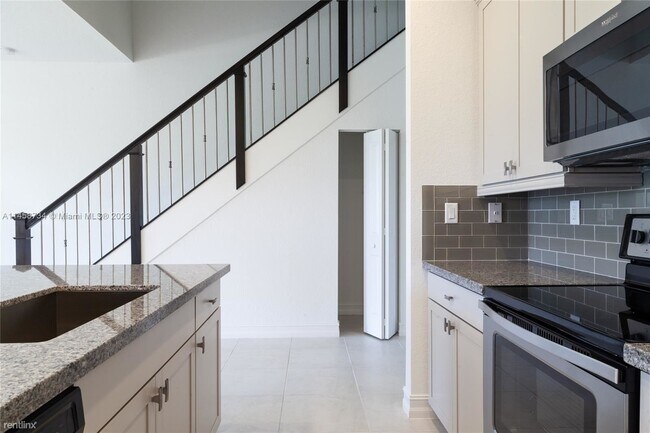 Foto del edificio - 3 br, 2.5 bath Townhome - 11340 SW 16th St
