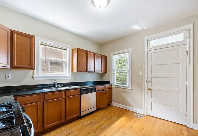 Building Photo - 8756 Sproat Ave