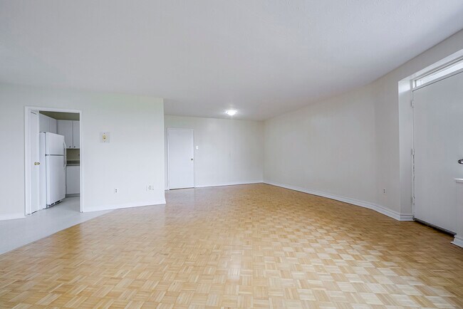 Photo du bâtiment - 350 The West Mall