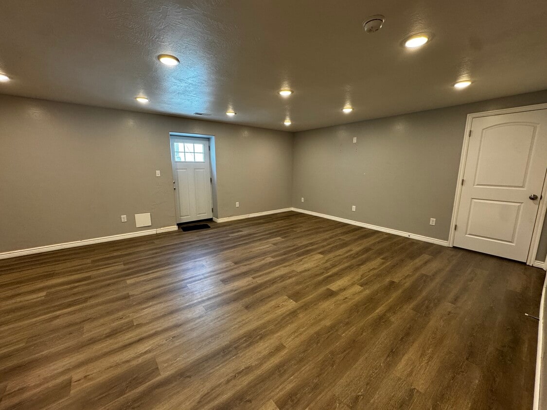 Primary Photo - 43 E Argyle Way