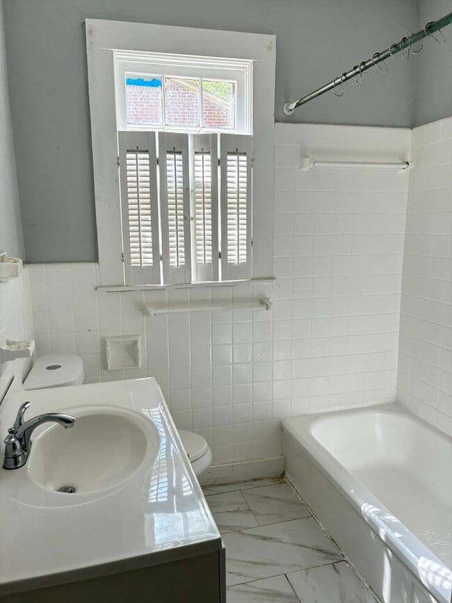 Building Photo - 3871 Northview Dr