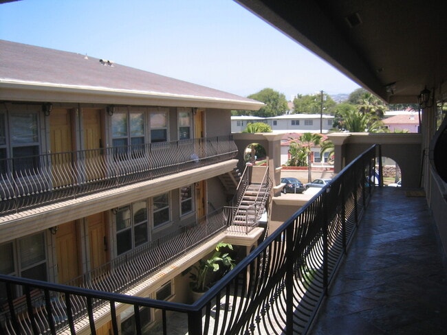 Building Photo - *** $500 OFF 1st Month!! Pacific Beach Stu...