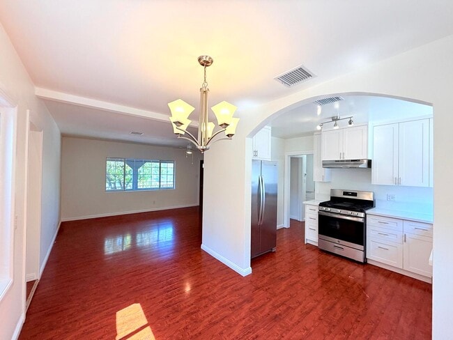 Building Photo - Updated 2 Bed 1.5 Bath Home with Private E...