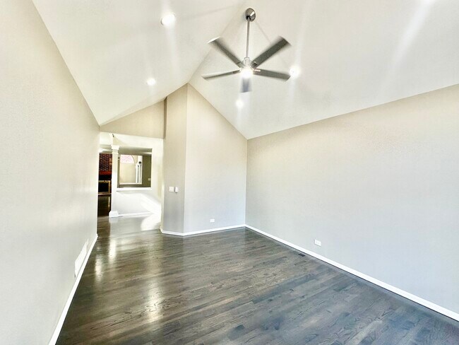 Building Photo - 1940 N Dunhill Ct