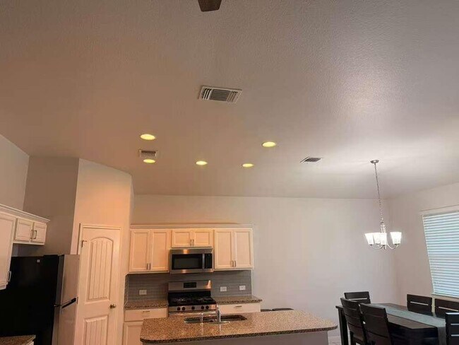 Foto del edificio - 6512 Loretta White Ln