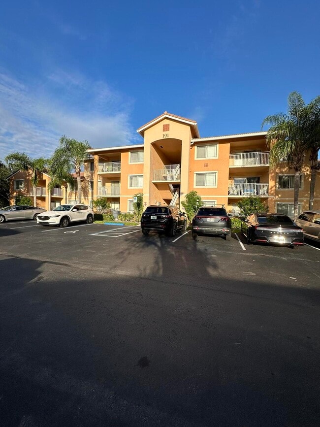 Building Photo - 191 SW Palm Dr