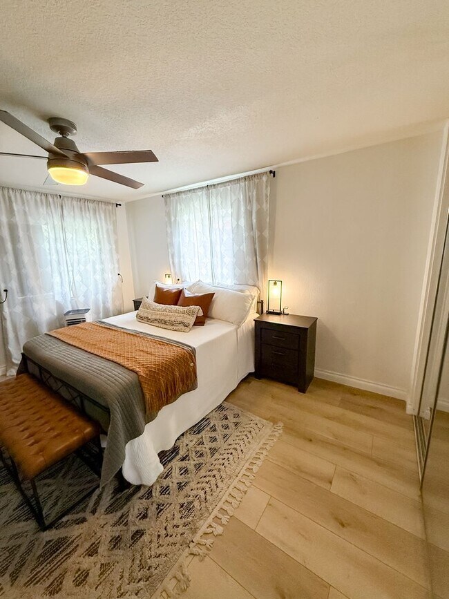 Foto del edificio - Beach Close 2 bed 1 bath Home Large Backyard