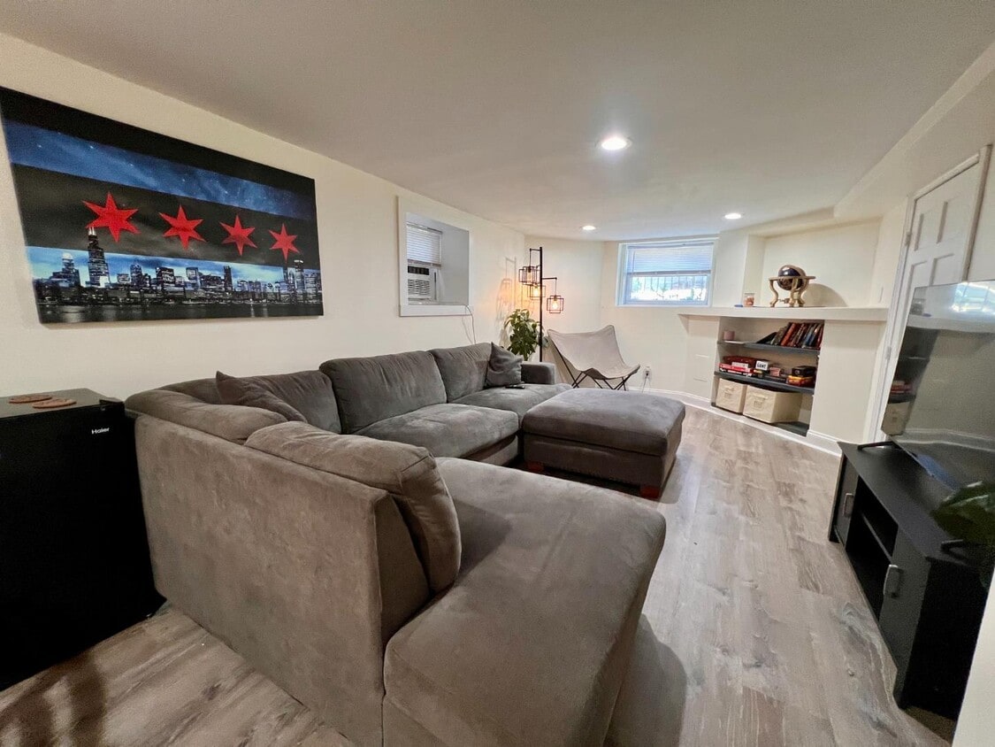 Foto principal - 2449 N Maplewood Ave