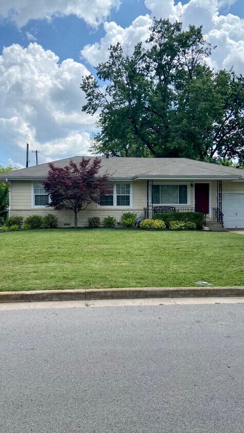 Foto principal - 801 W Hartford Pl