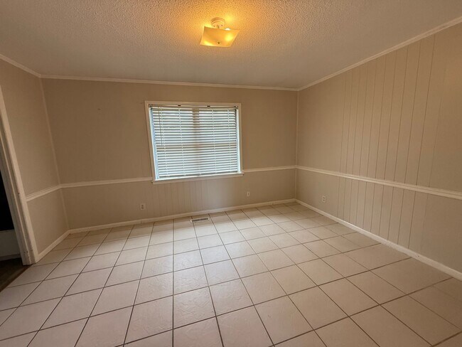Foto del edificio - Charming 3-Bedroom Home with Spacious Yard...