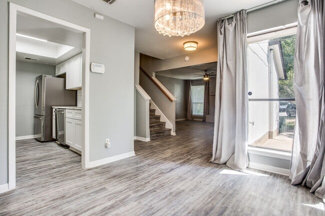 Building Photo - Gorgeous Upgraded 3 Bedroom 2.5 Bath with 2 car garage on Quiet Cul-De-Sac ---Eanes ISD!!