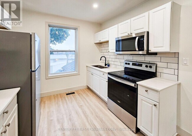 Photo du bâtiment - 857 Dundas St