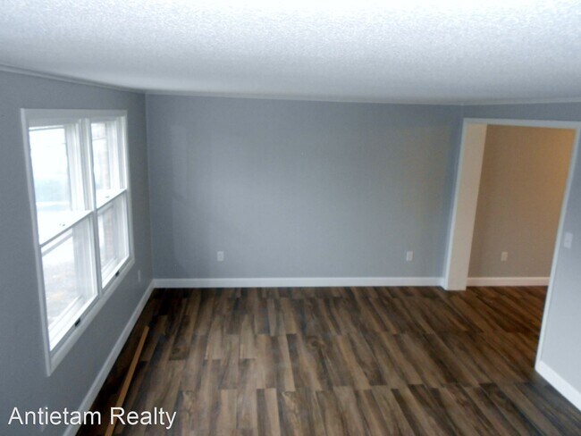 Building Photo - 2 br, 1.5 bath House - 16 W. Ninth St.