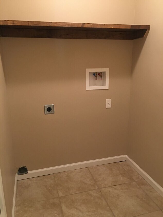Primary Photo - 190 Leeswood Cir