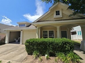 Building Photo - 2410 Parkview Dr