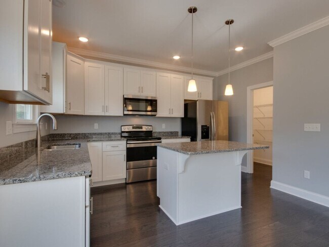 Foto del edificio - Spacious Luxury Townhome! Outstanding Location!