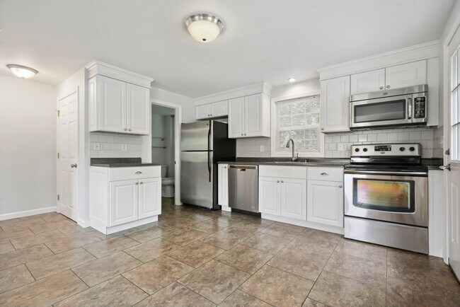 Foto del edificio - 3 Maplewood Ave