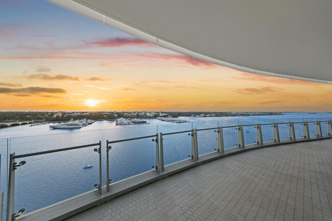 Building Photo - 1100 S Flagler Dr