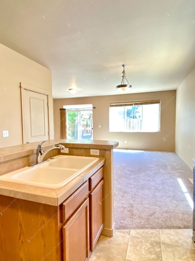 Building Photo - 2899 NE Jackdaw Dr