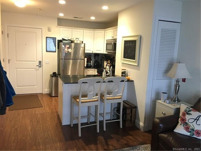 Building Photo - 947 Hope St