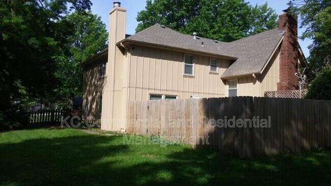 Building Photo - 301 NE Oak Tree Ct