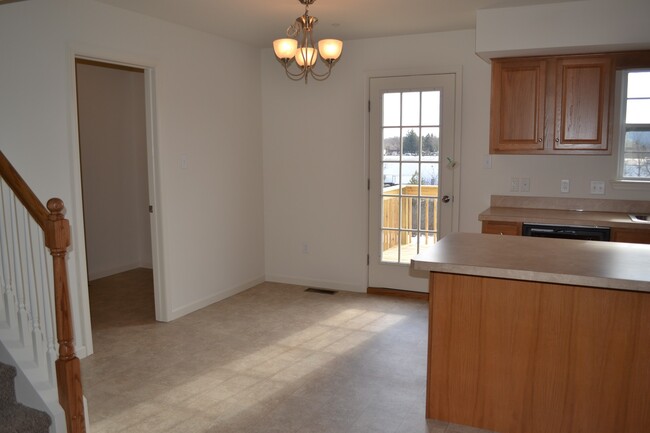 Foto del edificio - Maintenance Free 3 Bed 2.5Bath Townhome in...