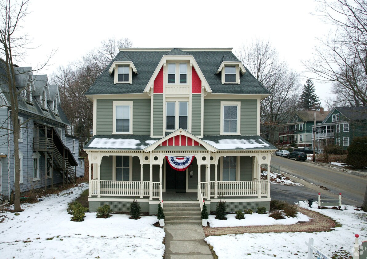 Building Photo - Huntington House Condominium
