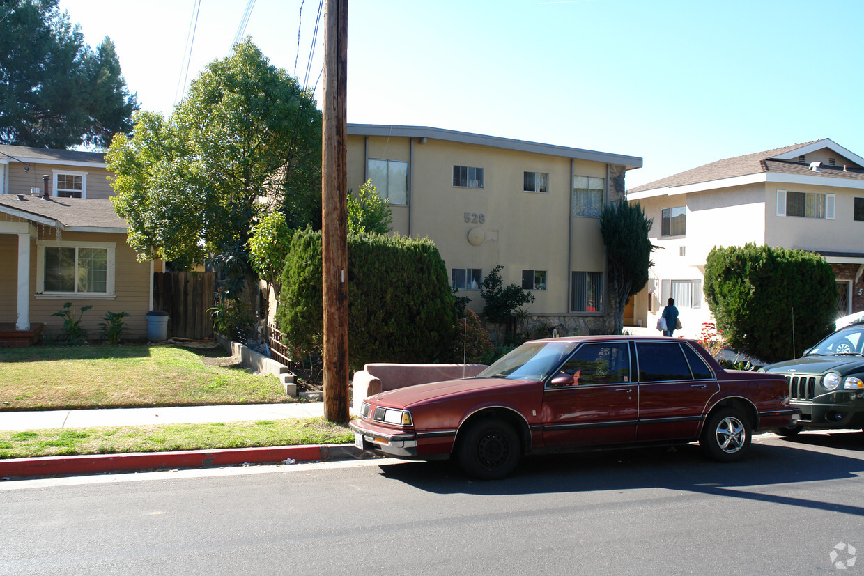Building Photo - 528 E Maple St