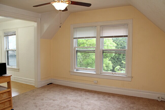 Foto del edificio - Super cute 2 Bedroom Upstairs Unit w/Nice Updates in the Heart of Buckman