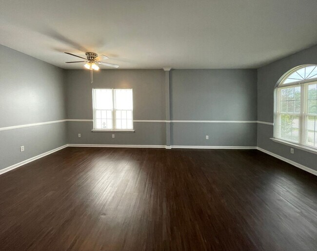 Foto del edificio - Lovely Single Family House with New Flooring & Paint! 2-Car Garage