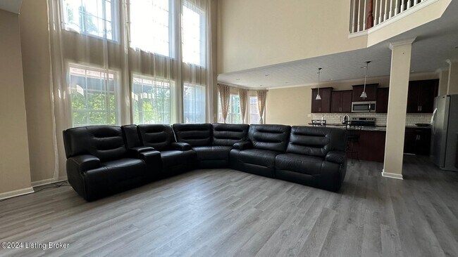 Foto del edificio - 569 Wooded Falls Rd