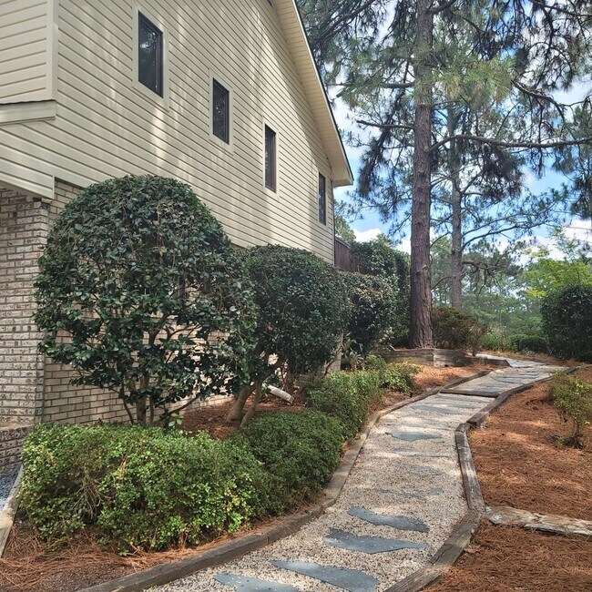 Building Photo - Beautiful Property Located in Seven Lakes near Pinehurst! Located on the Golf Course with Amazing...