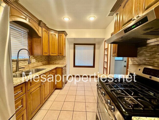 Foto del edificio - 1558 W 9th St
