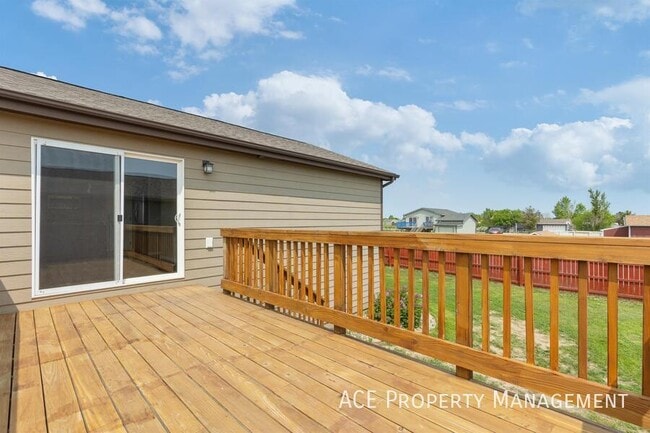 Building Photo - 540 Pride Ct