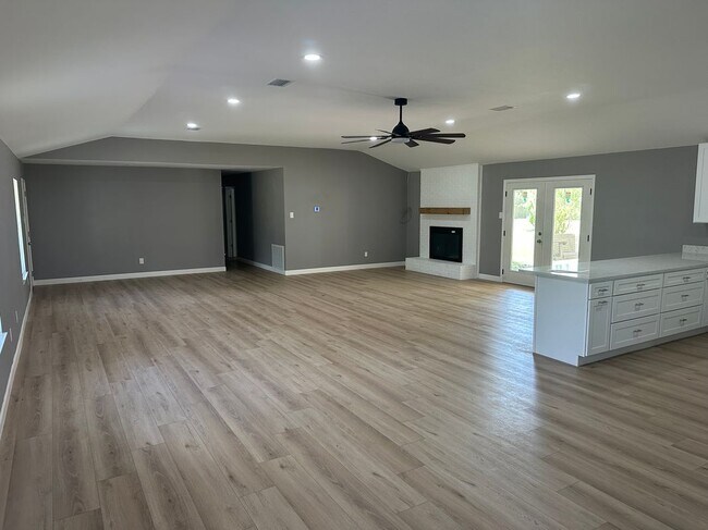 Foto del edificio - 7741 Simmons Dr