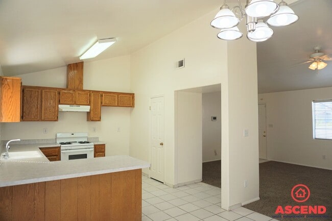 Building Photo - Spacious 3BD/2BA Home on a Large Lot in Bakersfield — Covered Patio, Garage & Pets Welcome!