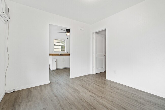 Building Photo - 2108 McKinley Ave #1 San Antonio, TX 78210
