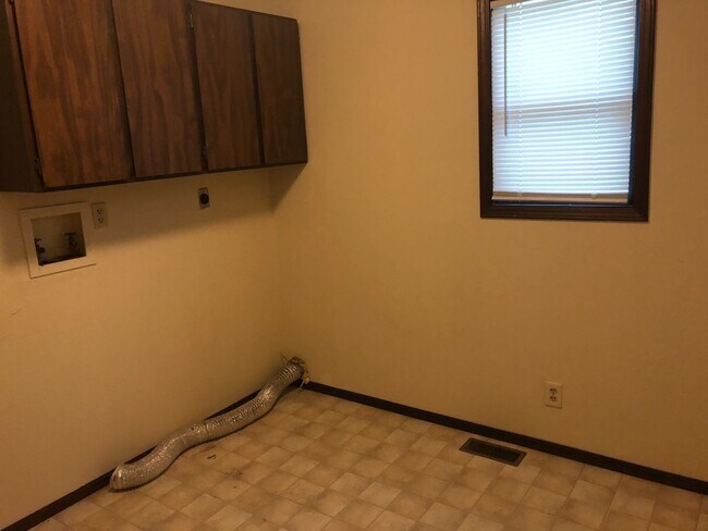 Building Photo - $995 - 3 bed 1 bath - Single Family Home
