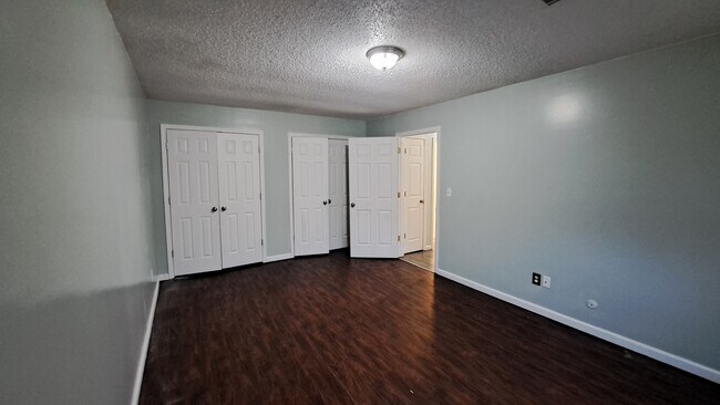 Building Photo - 10904 NW CROOKED RD APT D