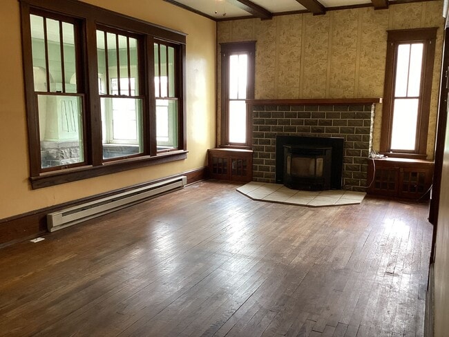 Building Photo - Roomy Craftsman Style House