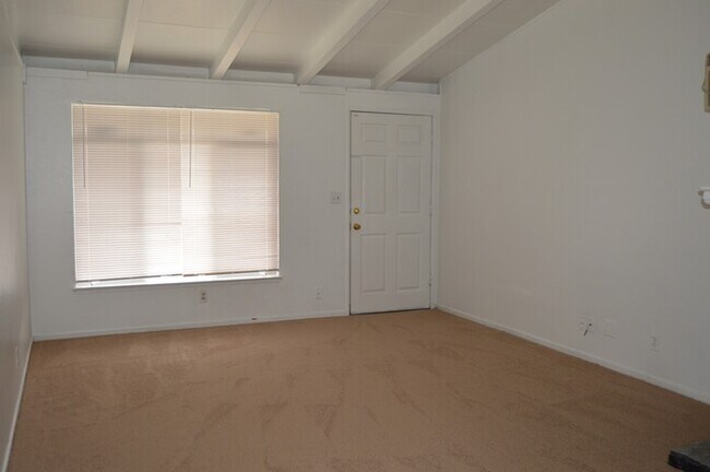 Building Photo - 3 bedroom 1 bath for Rent In North Highlands!