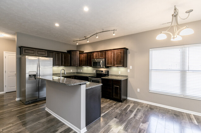 Presidential Townhome Kitchen - Chateau At Holmes Lake