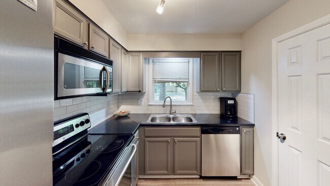 Foto del edificio - 3437 Colony Crossing Dr