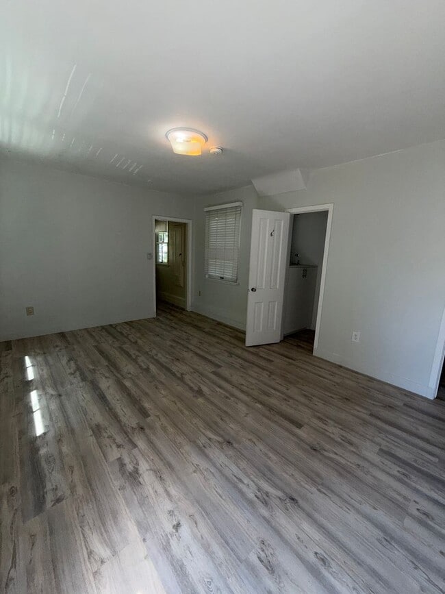 Building Photo - 449 Midvale Ave