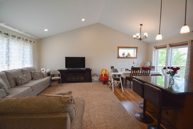 Building Photo - Spacious 4-Bedroom Home with Scenic Views ...